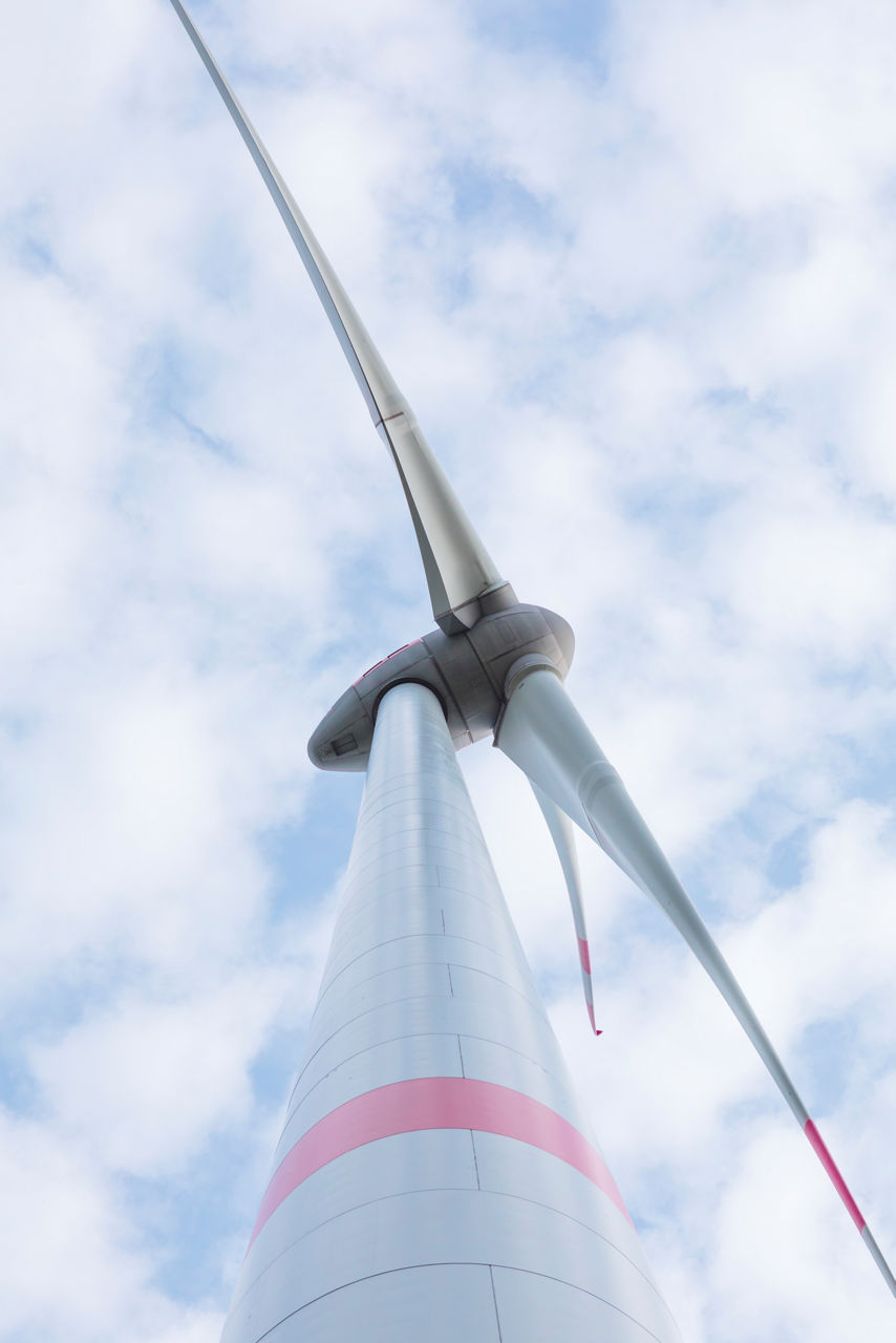 Eine Windkraftanlage von unten gesehen.