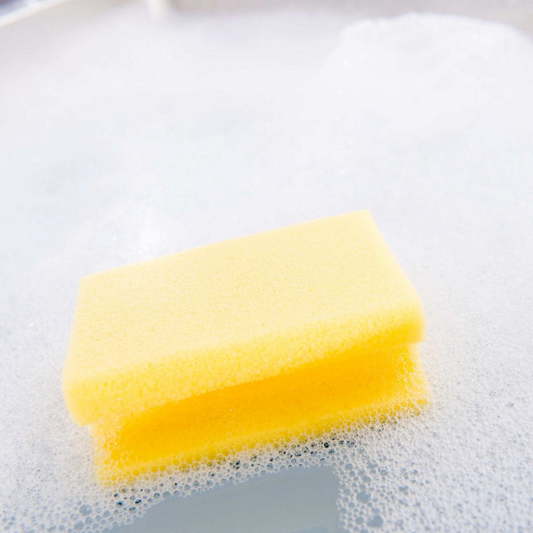 Ein Schwamm im Spülwasser