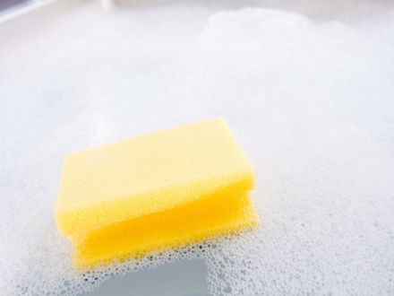 Ein Schwamm im Spülwasser