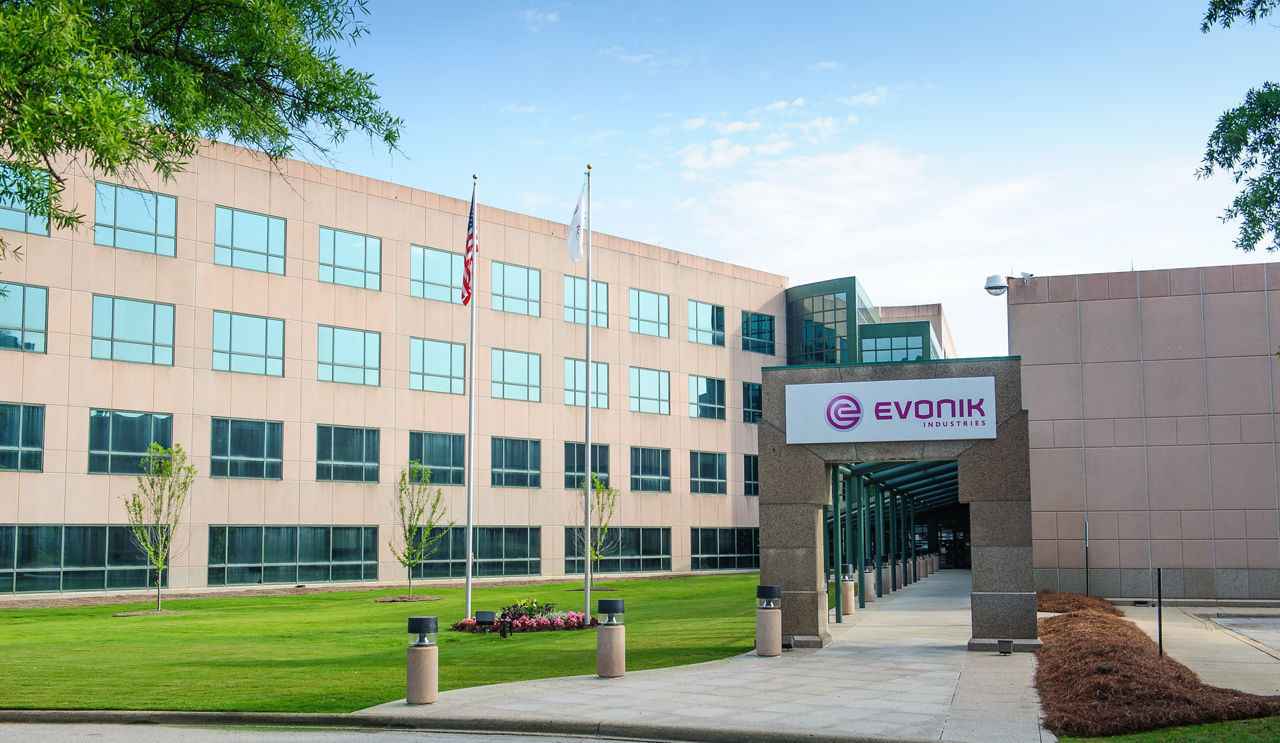 Evonik installed a GMP powder/liquid filling line for its parenteral drug delivery business. The new, state-of-the art fill line will allow the business to Evonik extended its service offering for the development and manufacture of complex injectable dosage forms by adding a commercial scale line capable of filling a variety of vial sizes at very high speeds under sterile conditions.
----------
Evonik installierte eine GMP-Pulver-/Flüssigkeitsabfüllanlage für sein Geschäft der parenteralen Medikamentenverabreichung. Mit der neuen, hochmodernen Abfüllanlage erweitert Evonik sein Dienstleistungsangebot für die Entwicklung und Herstellung komplexer injizierbarer Darreichungsformen um eine Anlage im kommerziellen Maßstab, die eine Vielzahl von Fläschchengrößen bei sehr hohen Geschwindigkeiten unter sterilen Bedingungen abfüllen kann.