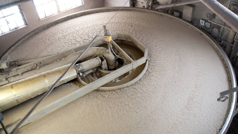 Hydrogen peroxide as an oxidant for chemical pulp