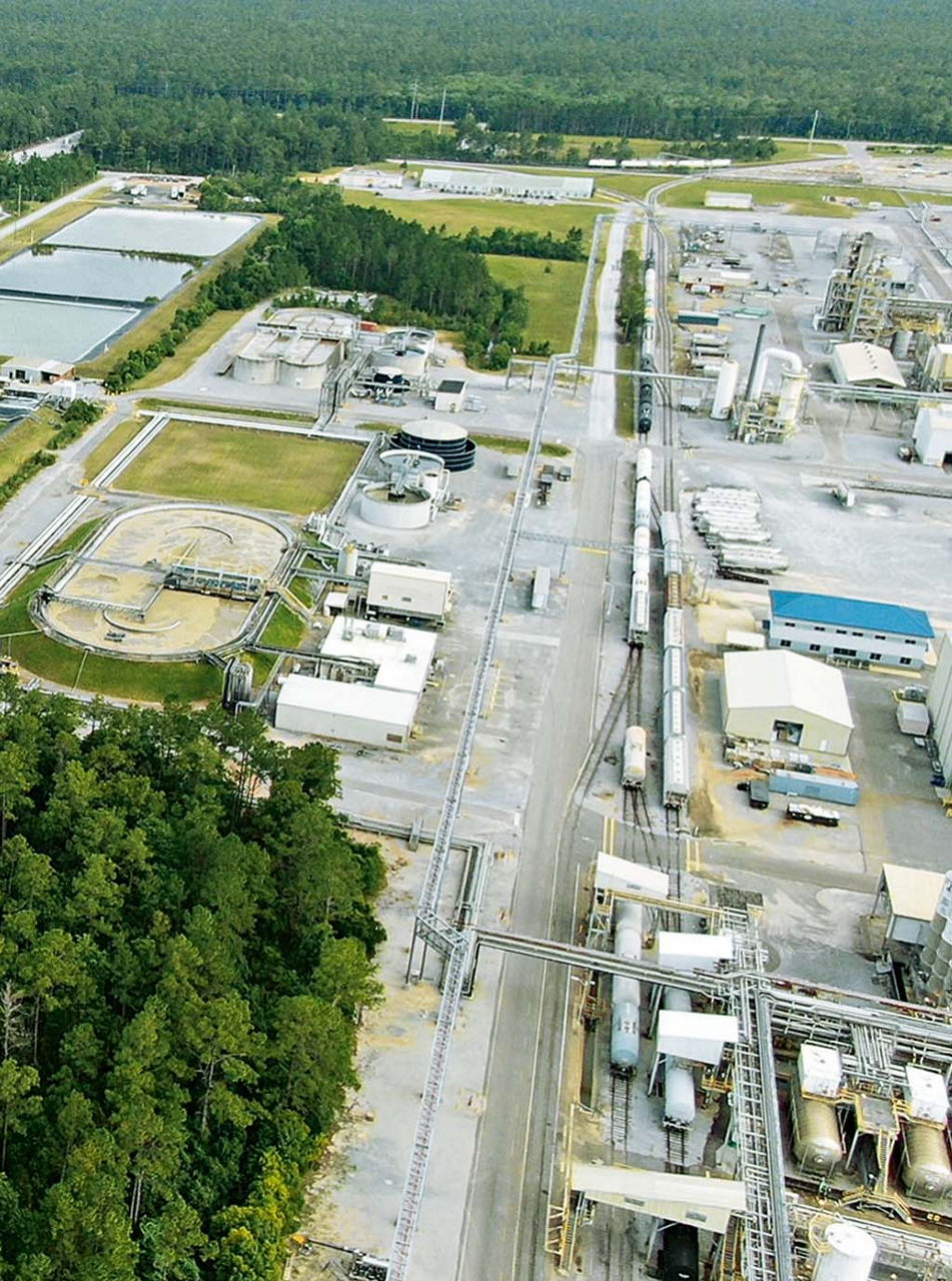 Sumpf ist Trumpf: 4,5 Millionen Liter Abwasser werden am Standort Mobile täglich aufbereitet. Bevor sie in einen Kanal geleitet werden, durchlaufen sie eine Sumpfkläranlage (Bildmitte).