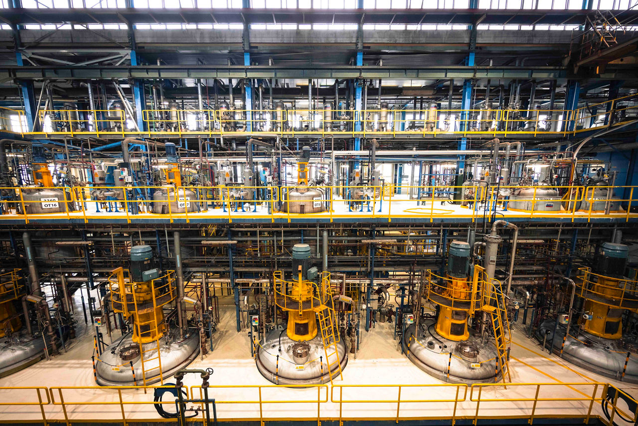 An industrial hall seen from the inside, with large fermenters visible.