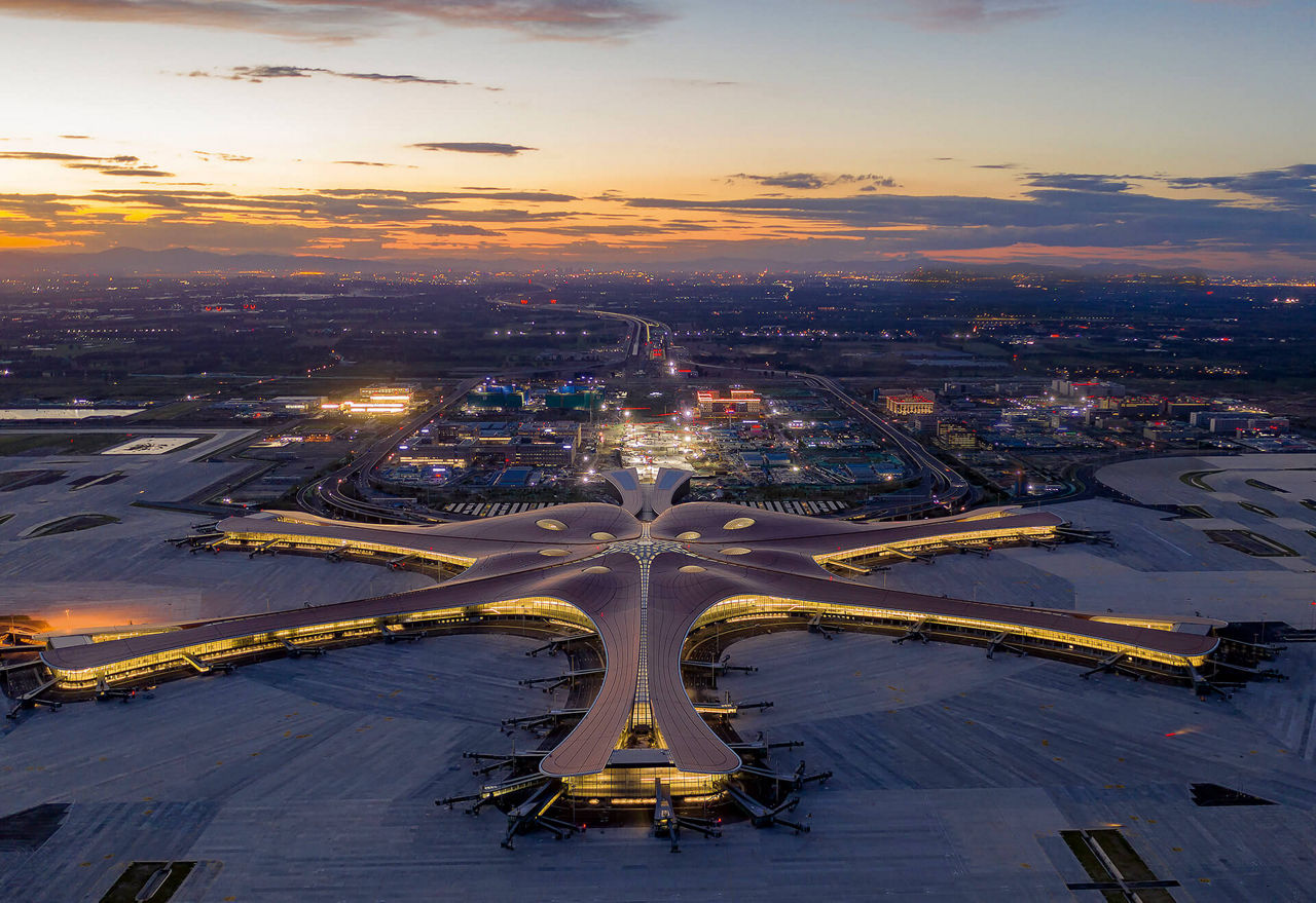 Drohnenaufnahme des Fulghafens in der Dämmerung