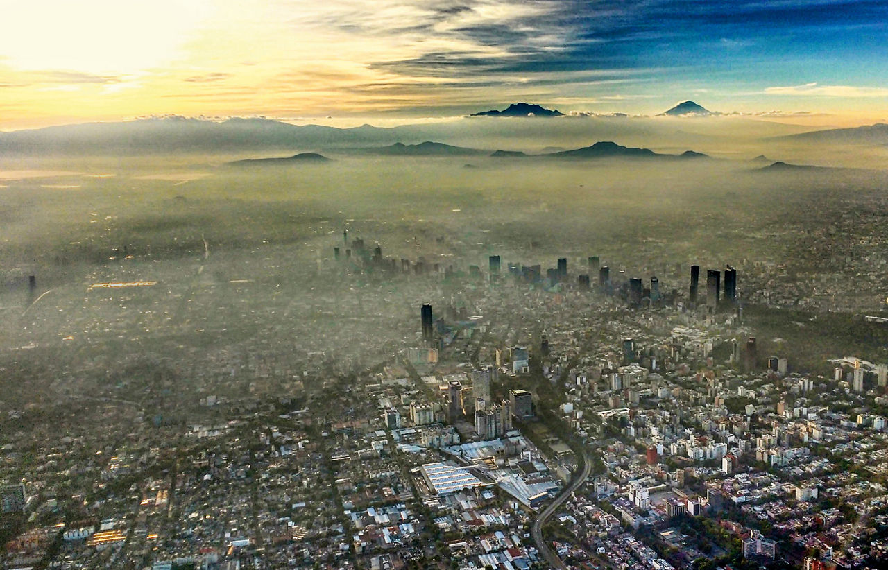 Ein Luftbild zeigt einen Blick über Mexico City im Morgennebel