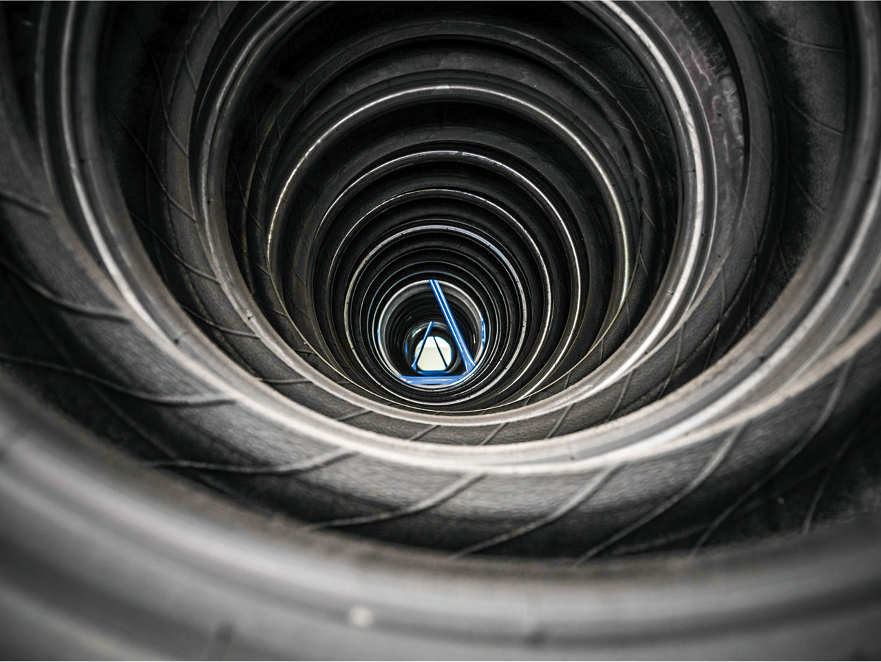 Blick durch die Mitte einer langen Reihe von Autoreifen.