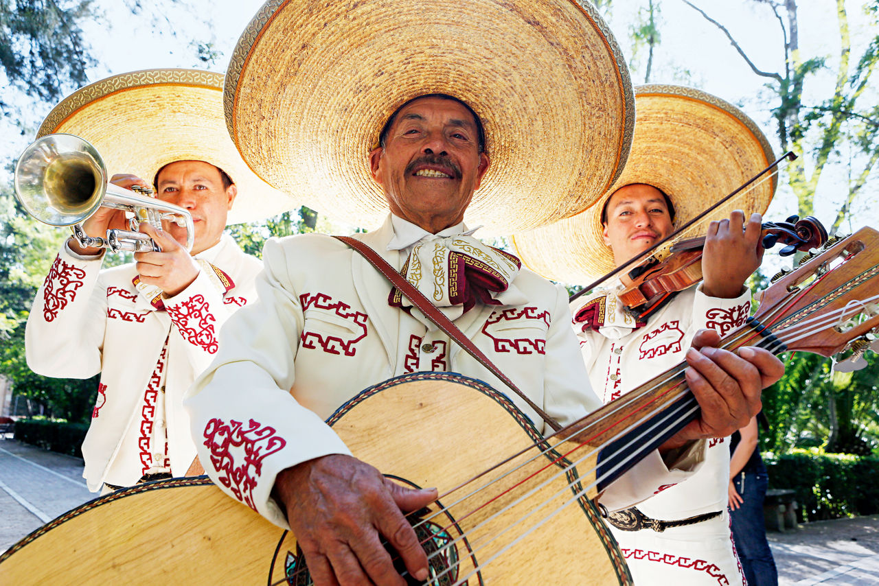 Ein Mariachi-Trio mit Trompeter, Gitarrist und Geiger.