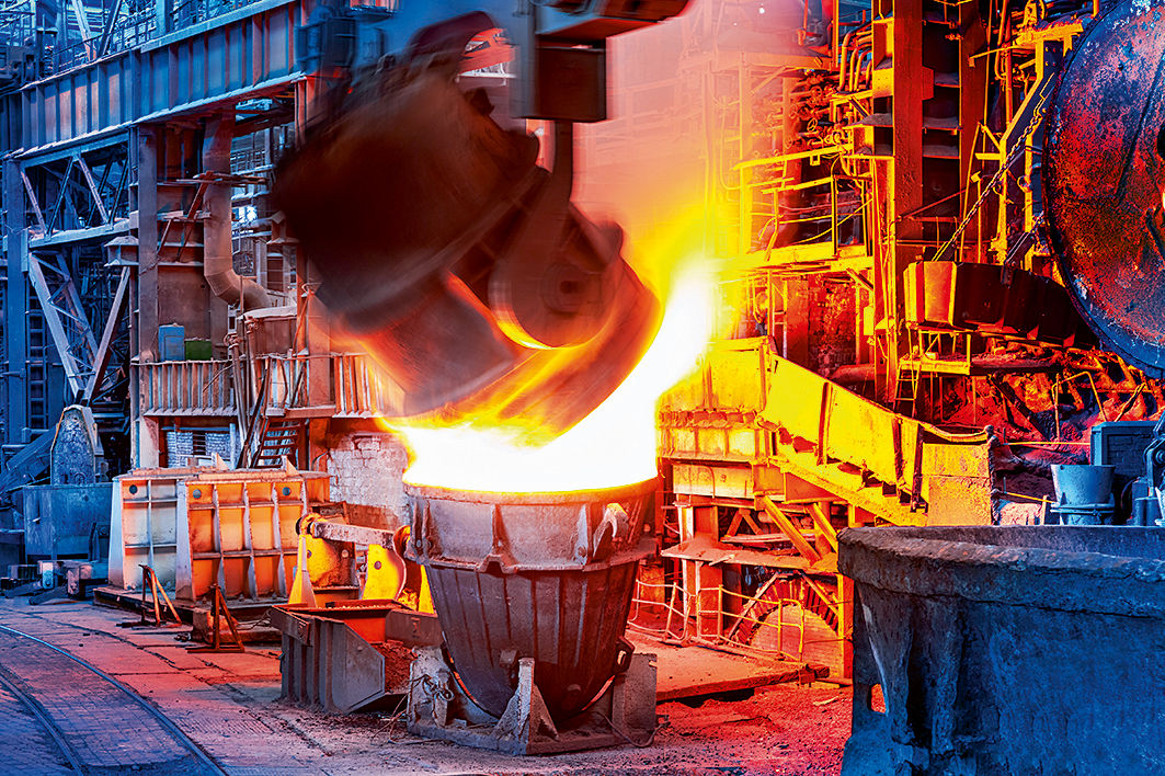 Flüssiger Stahl fließt aus einer Thomas-Birne.