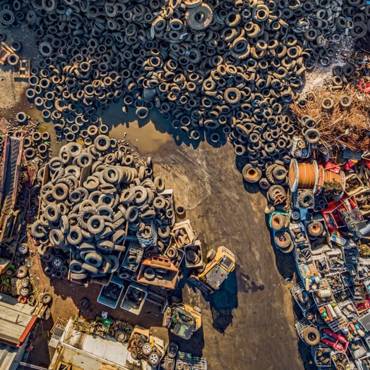 Blick auf risiege Altreifenberge von oben.