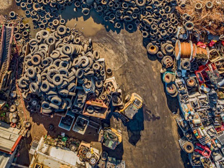 Blick auf risiege Altreifenberge von oben.