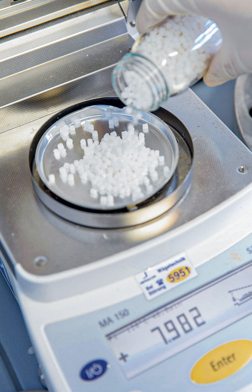 Vestenamer wird auf eine Waage geschüttet, die 7,982 Gramm anzeigt.