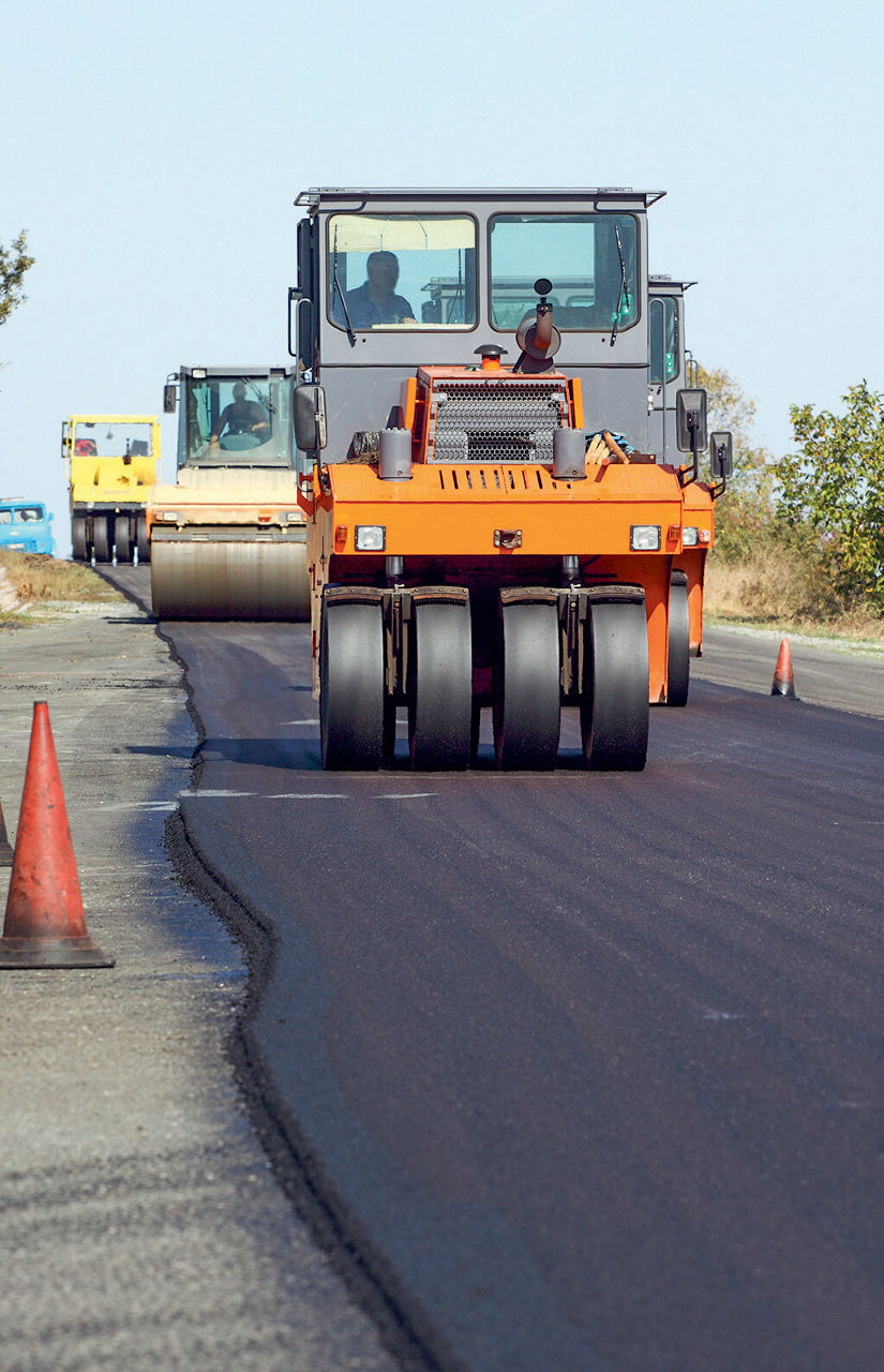 Eine Straßenwalze im Einsatz