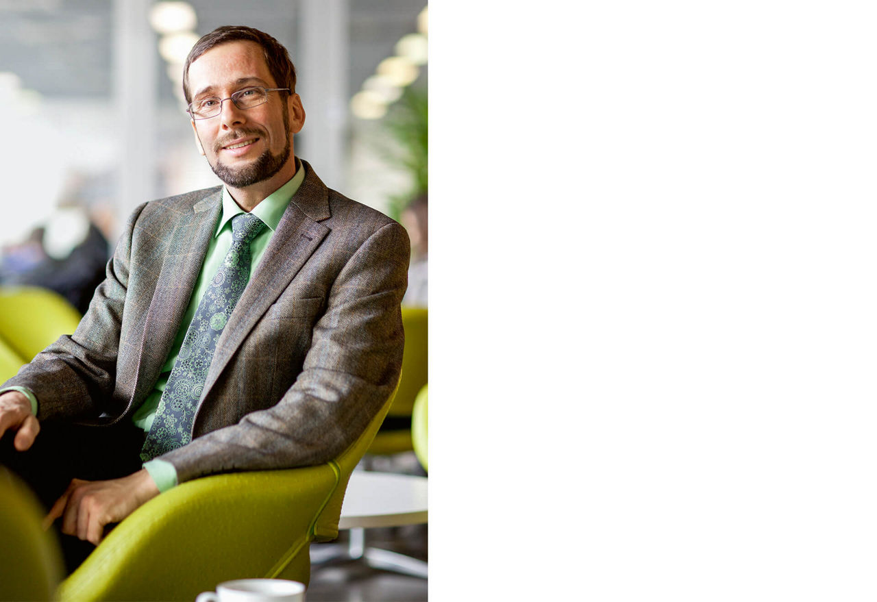 Prof. Quaschning sitzt in einem Sessel.