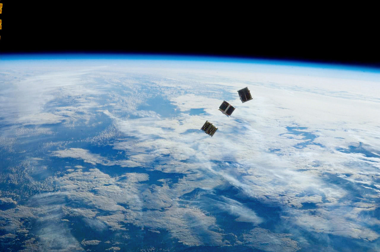 Ein ausgedienter Satellit lässt sich mithilfe von H₂O₂ kontrolliert abbremsen