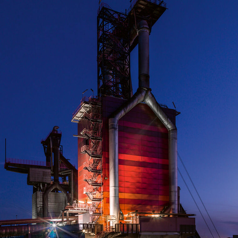 Hochofen von Thyssenkrupp in Duisburg bei Nacht
