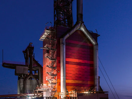 Hochofen von Thyssenkrupp in Duisburg bei Nacht