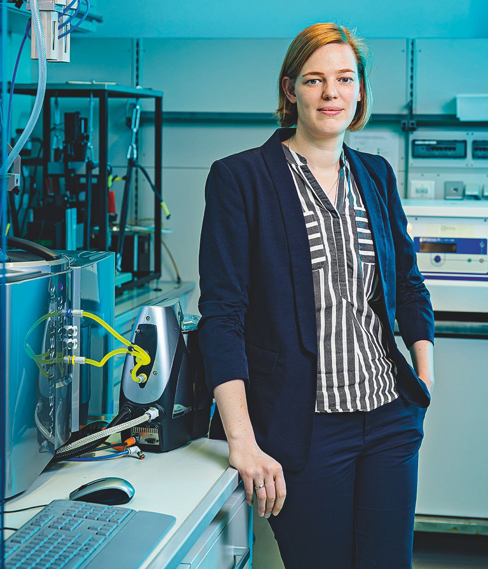 Annika Dietrich lehnt in einem Labor an einem Schrank