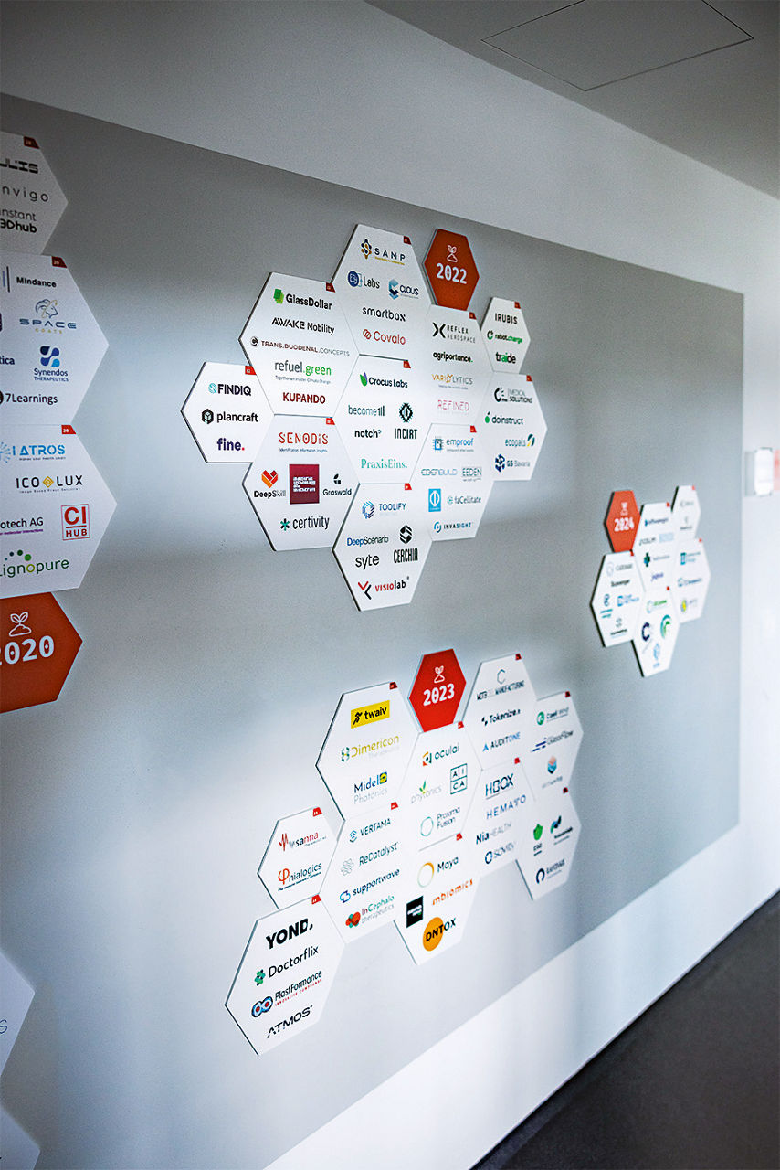 An einem Whiteborad hängen sechseckige Magnettafeln in Gruppen angeordnet in Romy Schnelles Büro.