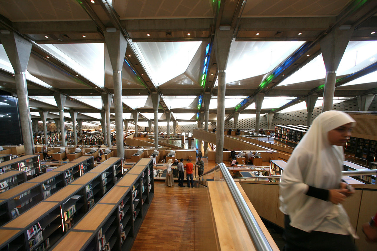 Blick von erhöhter Position durch die Bibliothek mit zahlreichen Bücherregalen.