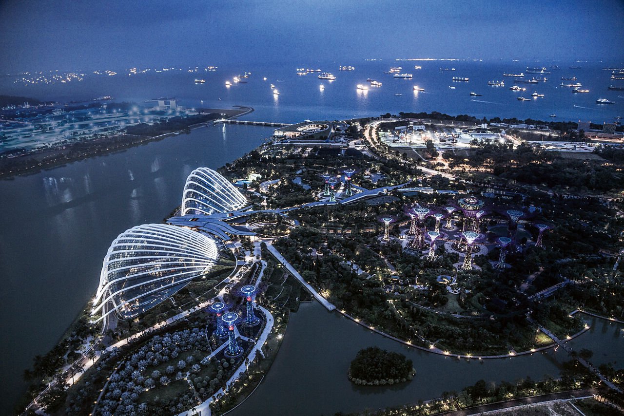 Luftbild von Singapur bei Nacht