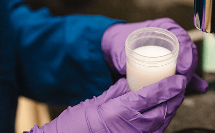 Feine Sache: Die Nanopartikel aus Silica schweben in einer milchigen Dispersion. Sie sind perfekt geeignet als Schleifmittel für Mikroprozessoren.