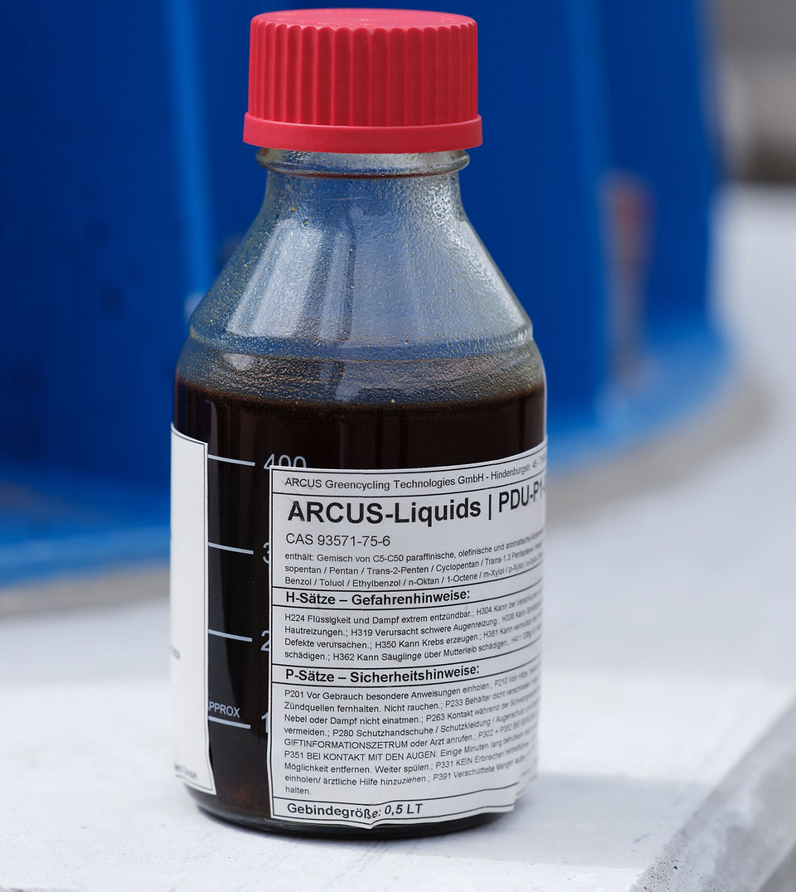Eine Flasche mit etwa einem halben Liter Pyrolyseöl.