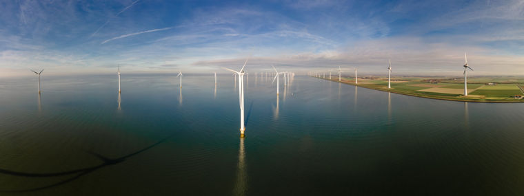Offshore windmill park in the IJsselmeer, Flevoland, NetherlandsOffshore-Windpark im IJsselmeer, Flevoland, Niederlande