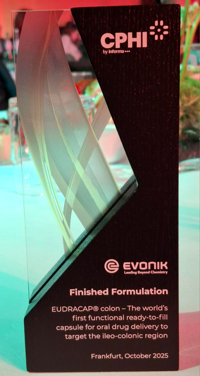 Der CPHI-Preis als rechteckige Trophäe.