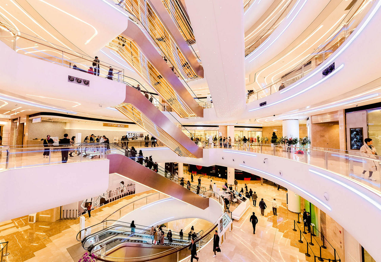 Blick in die Einkaufs-Mall, die gelblich-rosa beleuchtet ist.