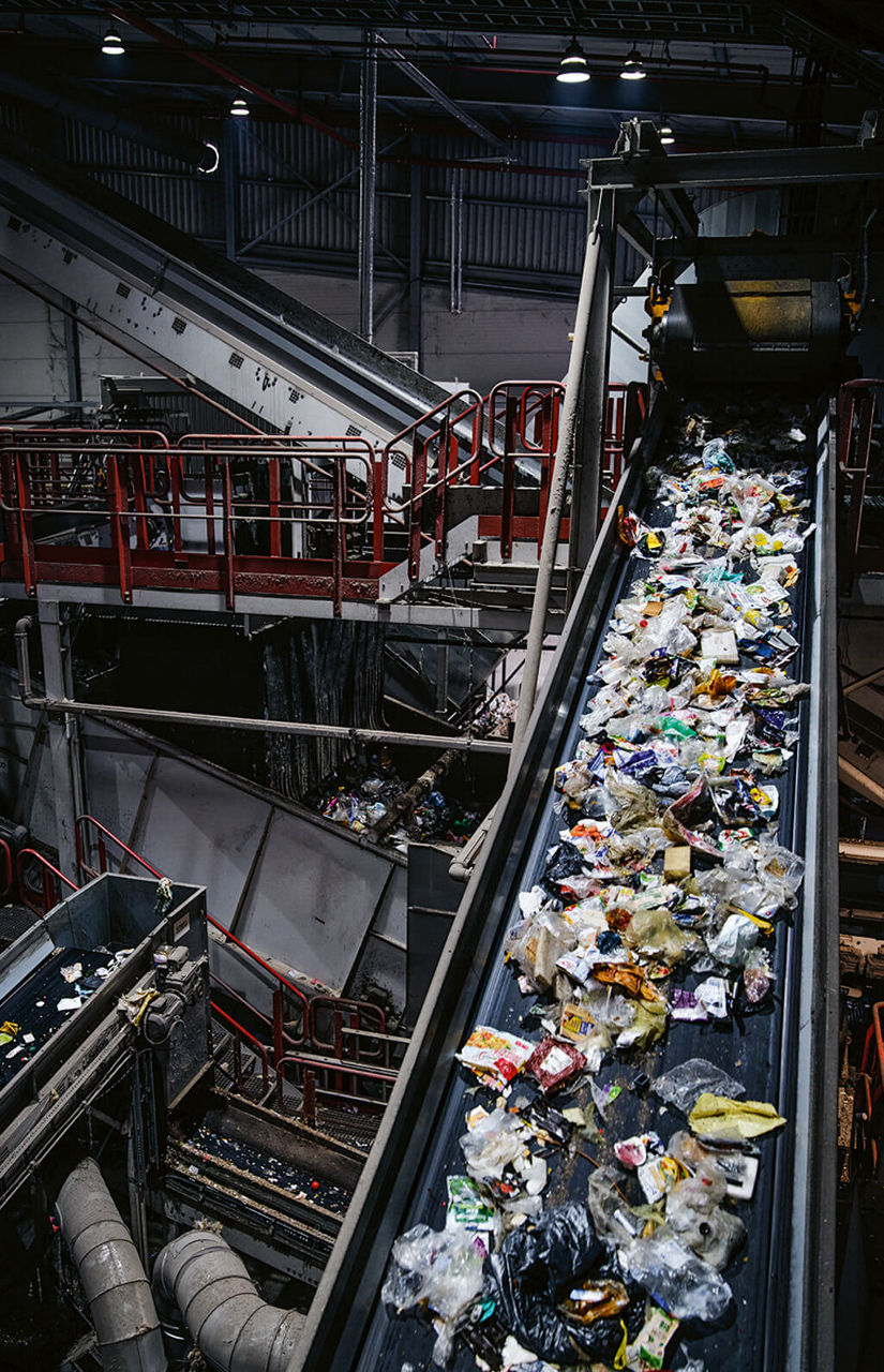 A conveyor belt on which waste is transported.
