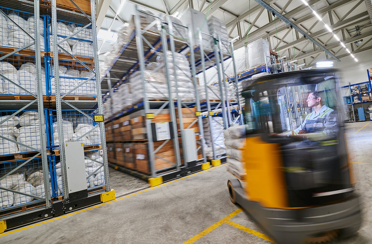Warehouse in Hanau from the Silica business area, the sliding rack system offers space for about 830 pallets,
------
Lager in Hanau vom Geschäftsgebiet Silica, das Verschieberegalsystem bietet für etwa 830 Paletten Platz,