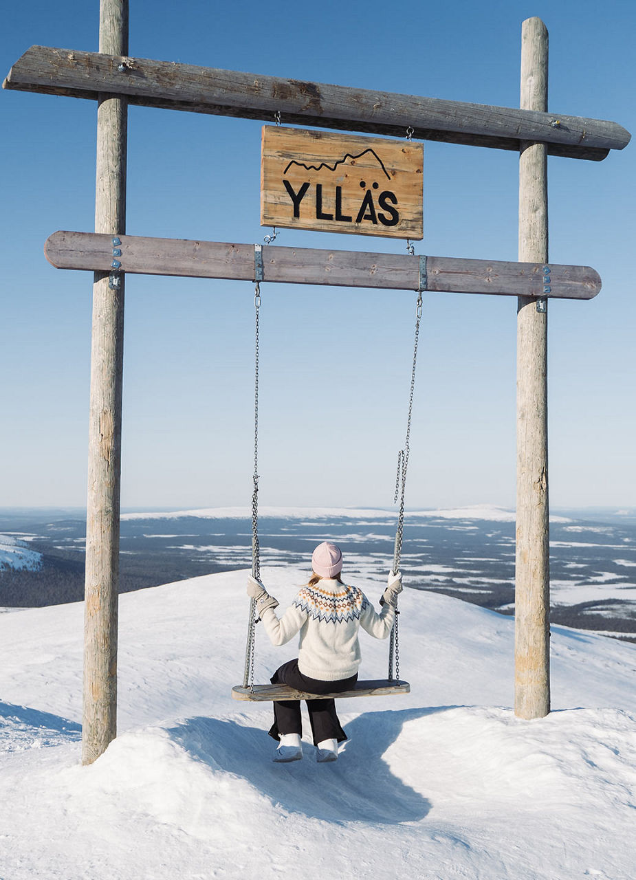 Frau auf Schaukel in Ylläs