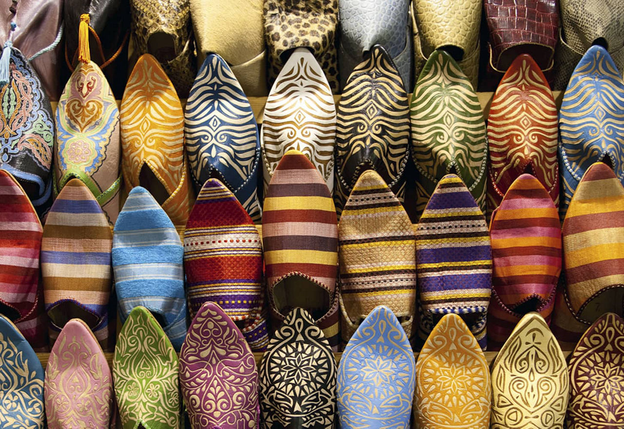 Chaussures marocaines typiques dans un souk