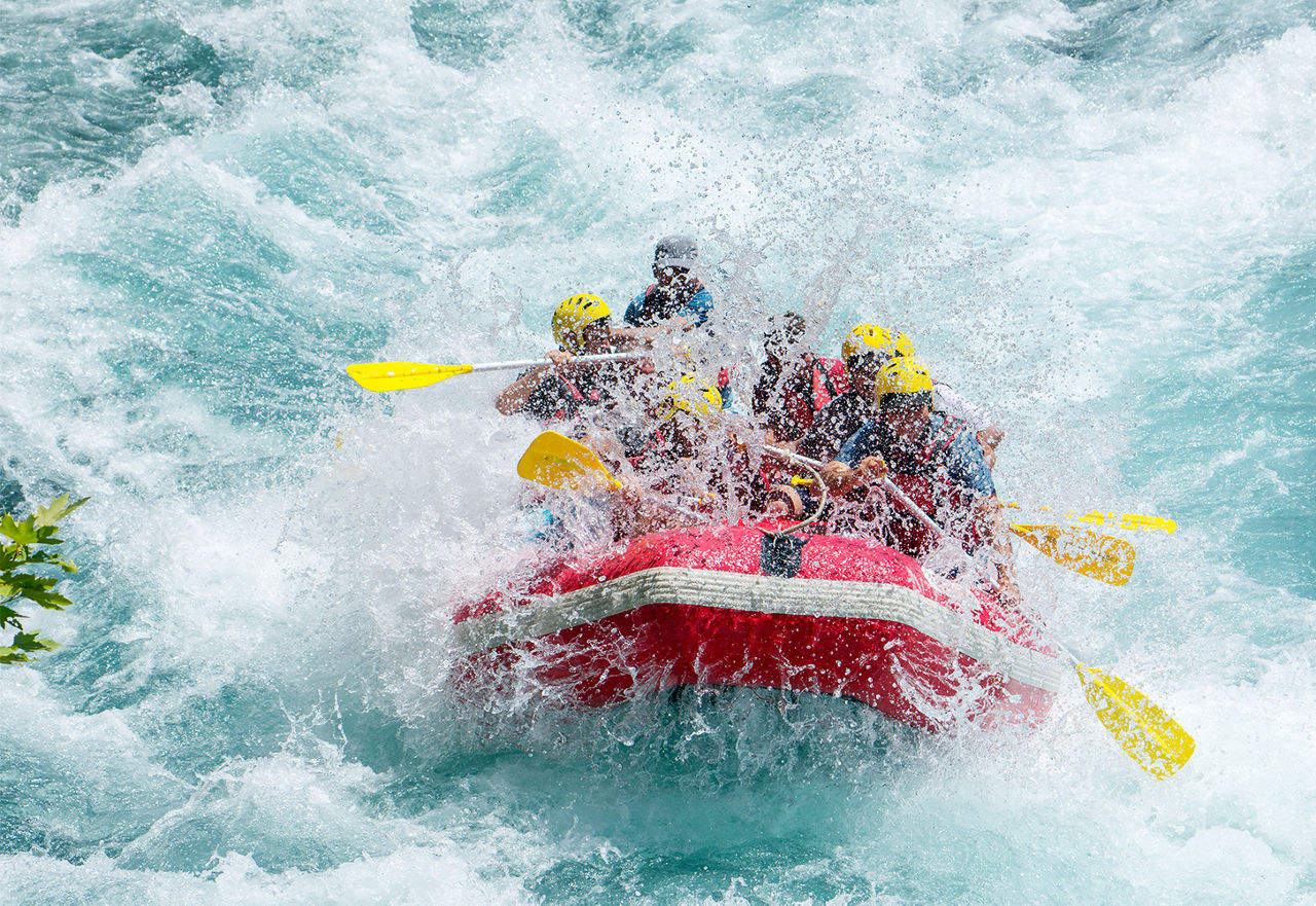 Gruppe von Menschen beim Wildwasser-Rafting im Köprülü Canyon