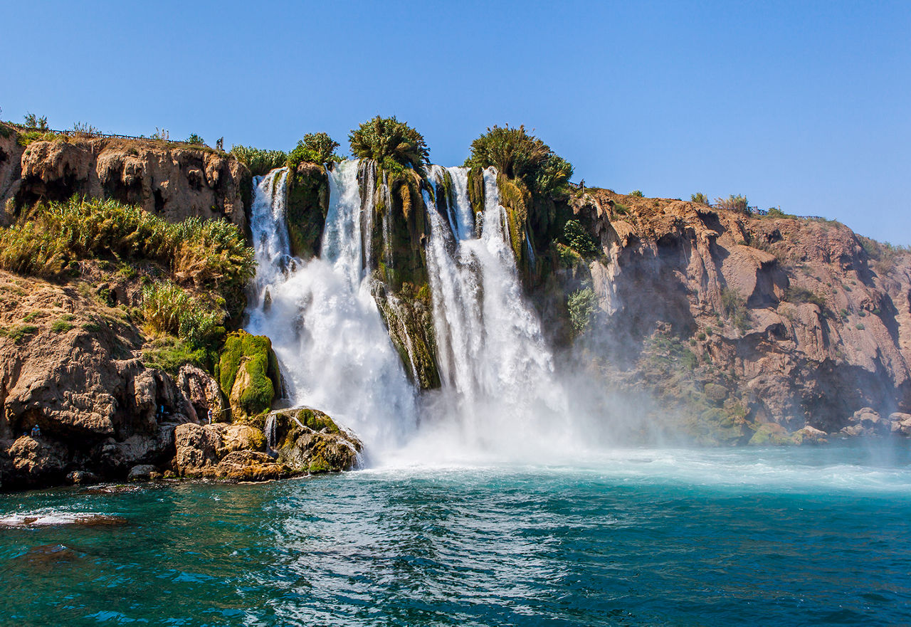 Mächtiger Düden Wasserfall in Antalya
