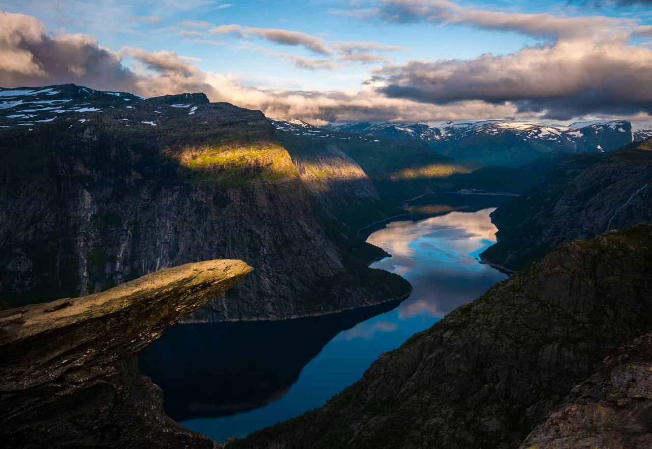 Trolltunga-Felsen über einem norwegischen Fjord