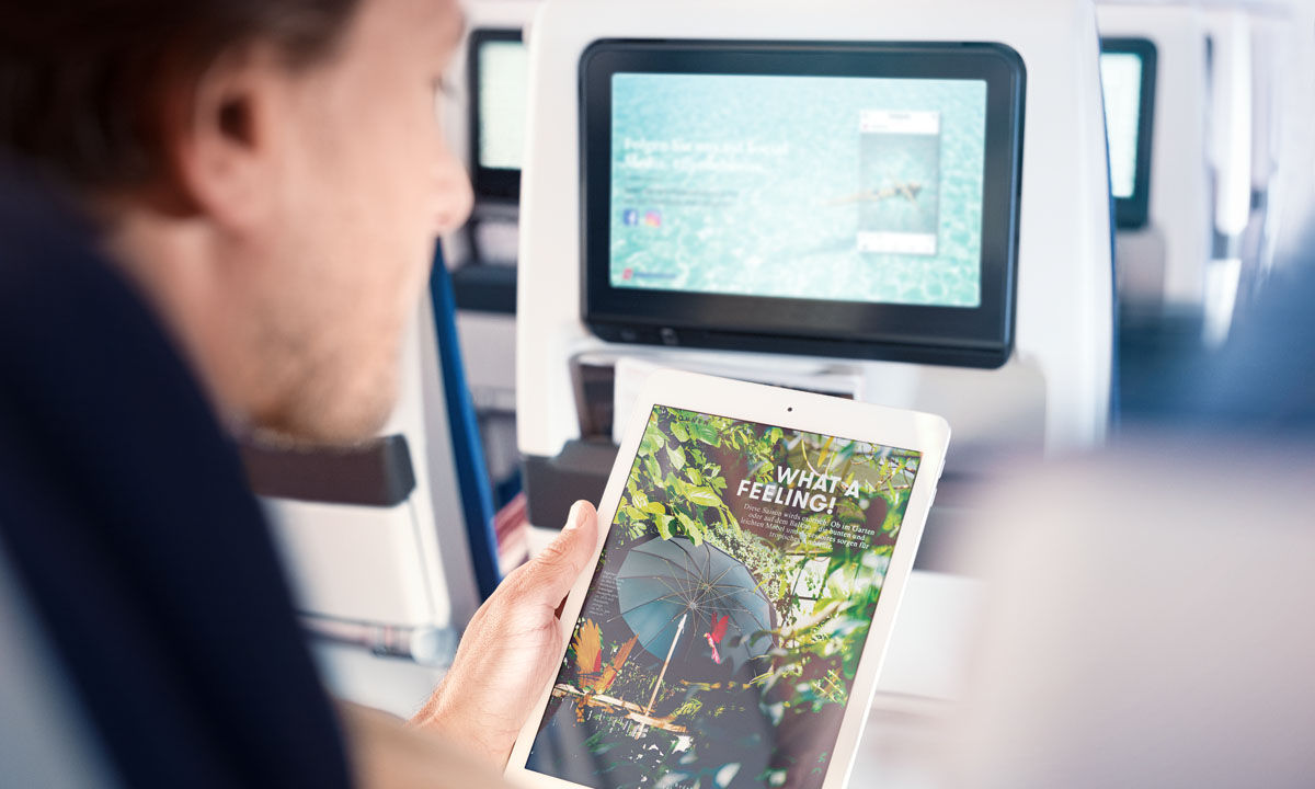 Mann liest eJournal an Bord