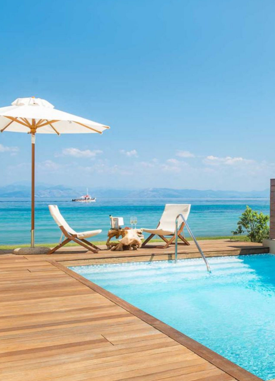 Piscine avec vue sur la mer