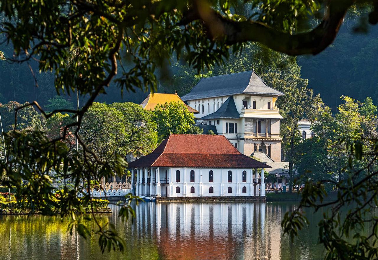 Vue extérieure du Temple de la Dent Sacrée
