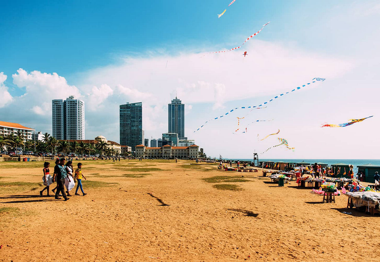 Des cerfs-volants colorés dansent au-dessus de la plage dorée de Colombo