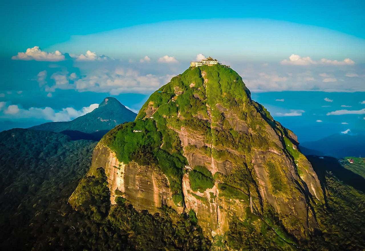 Vue du mont conique de 2243 mètres au centre du Sri Lanka