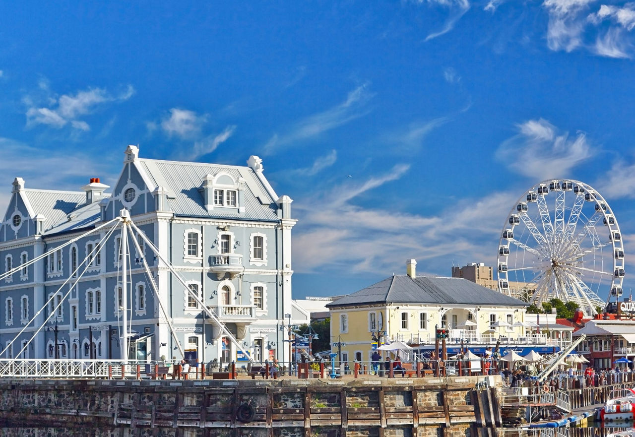 Ausblick auf den Victoria & Alfred Waterfront Hafen mit Riesenrad