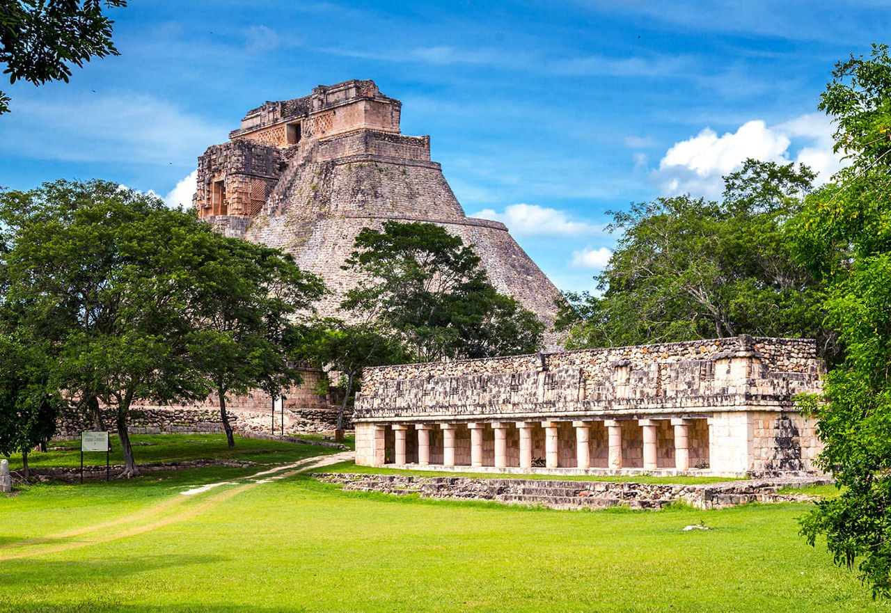 Die Adivino Pyramide umzingelt von schöner Natur