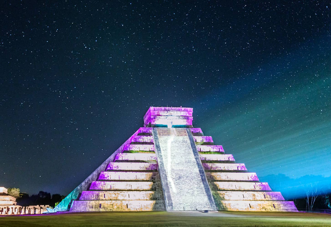 Die El Castillo-Pyramide, nachts unter einem sternklaren Himmel