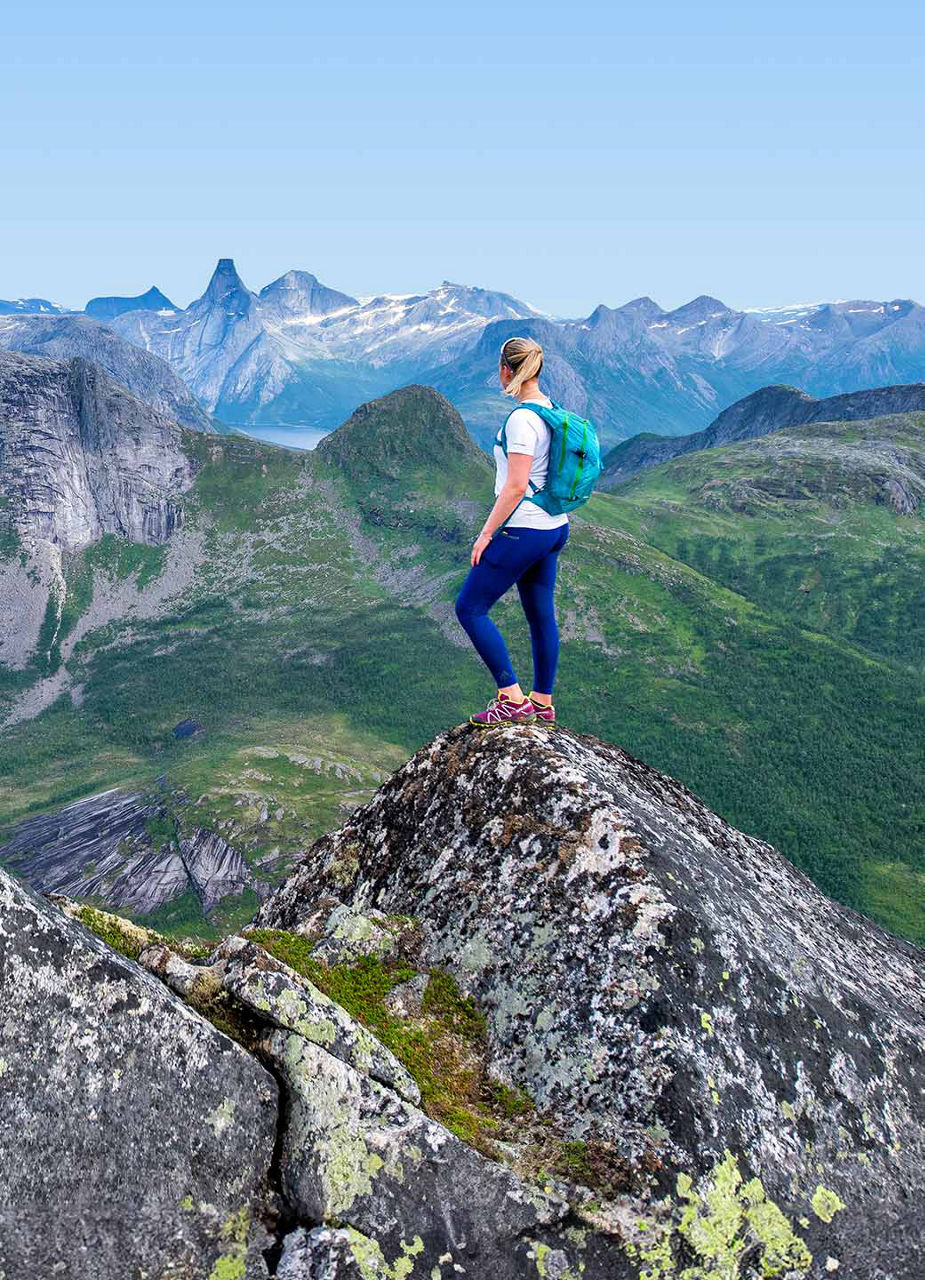 Femme au sommet de la montagne