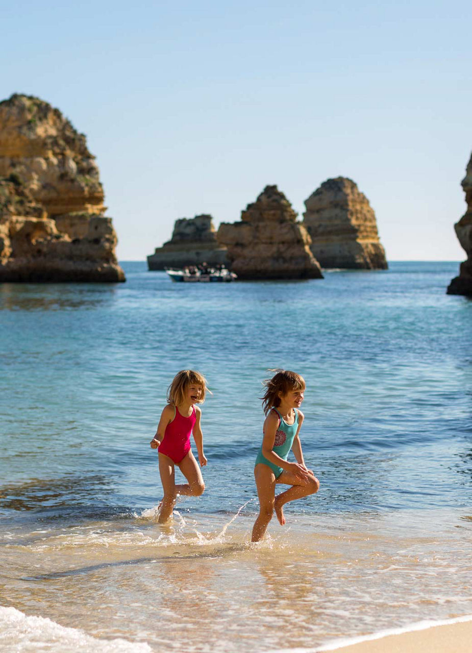 Enfants jouant dans l'eau