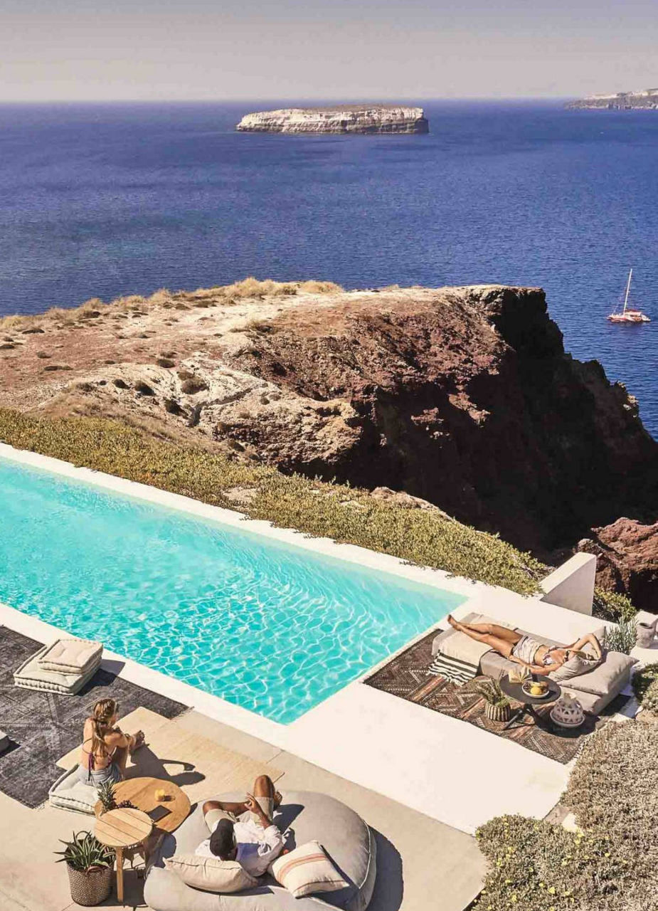 Dream accommodations to enjoy Santorini