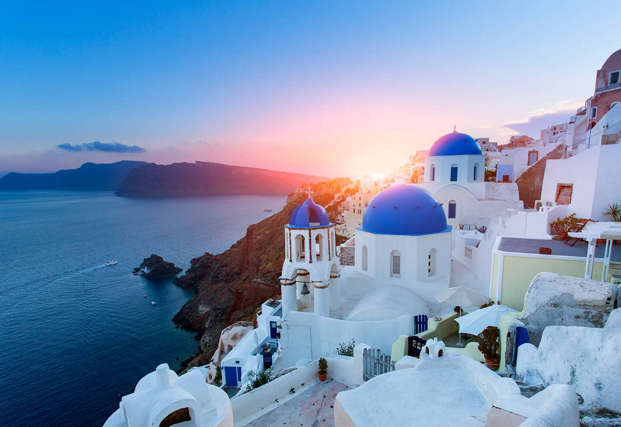 Églises à dôme bleu au coucher du soleil, Oia, Santorin