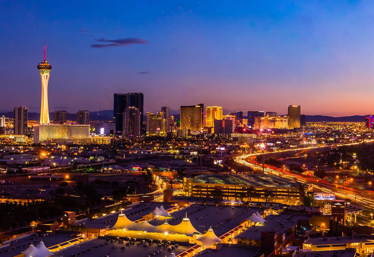 Vue sur la ville illuminée et la tour Stratosphere