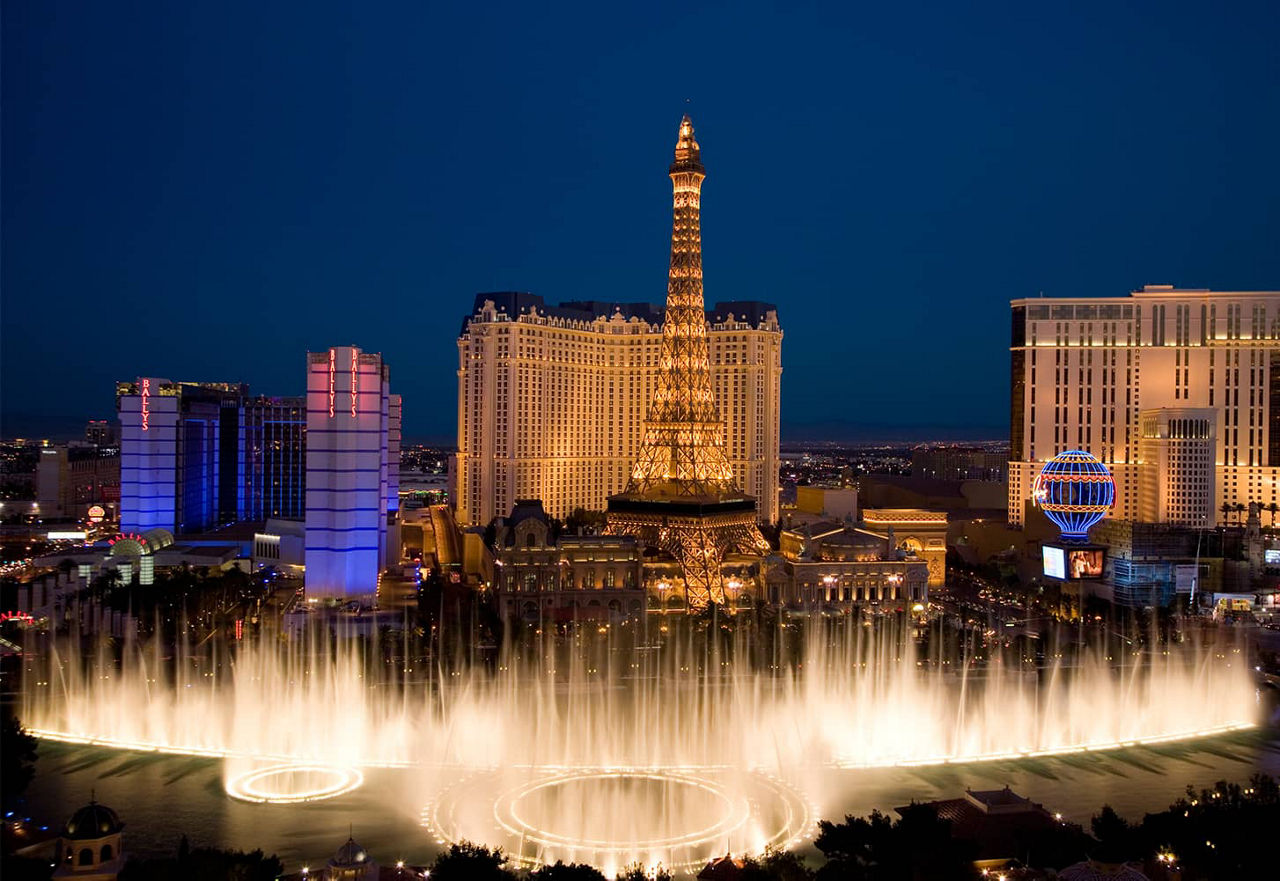 Le spectacle aquatique du Bellagio, illuminé la nuit